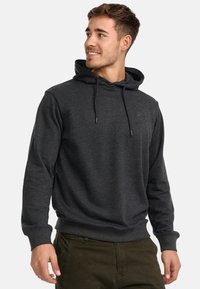 Dunkelgrauer Hoodie mit einer Vordertasche, verstellbaren Zugbändern, gerippten Bündchen und Saum. Aus weichem, strukturiertem Material mit einem einfachen Logodetail gefertigt.