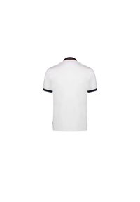 Polo shirt bianco a maniche corte con colletto e orli delle maniche rifiniti in blu navy e rosso. Presenta un piccolo logo vicino all'orlo. Tessuto con una consistenza liscia.