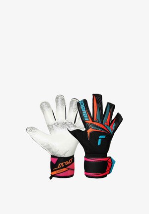 Voetbaldoelwachterhandschoenen met een witte latex palm met textuurpatronen, een zwarte mesh achterkant met rode en blauwe accenten, en een verstelbare polsband.