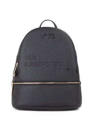 Zaino nero con texture, manico superiore, cerniera dorata e testo in rilievo con la scritta "V°73 I AM A RESPONSIBLE BAG" sul davanti.
