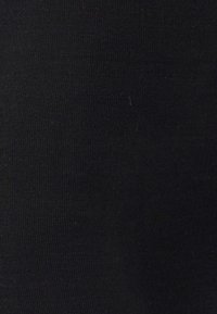 Tessuto nero con una texture liscia e intrecciata, caratterizzato da un sottile motivo rigato. Il materiale sembra elastico e leggero.