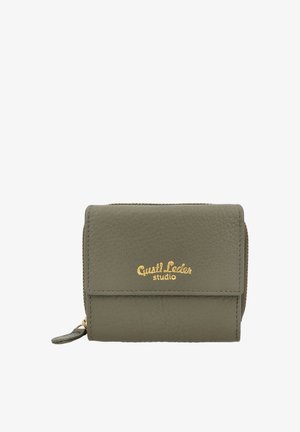 Kompaktne oliivroheline nahast rahakott kuldse "Gusti Leder studio" logoga ja nahast tõmblukuga valgel taustal.