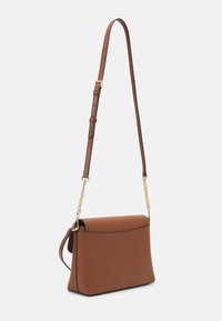 Borsa a mano in pelle marrone con una texture liscia, forma rettangolare e una tracolla a catena staccabile. Presenta una chiusura a patta e un design minimalista.