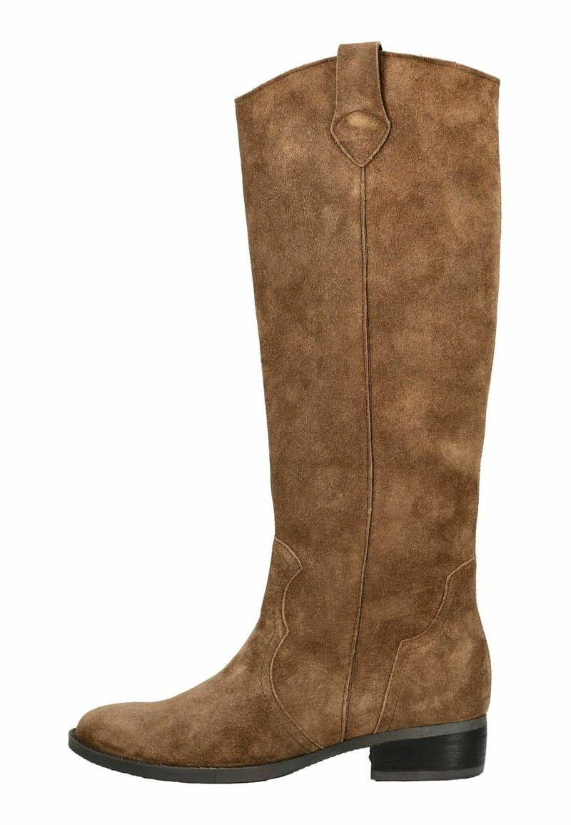 Stivale al ginocchio in suede marrone con punta arrotondata, superficie testurizzata, dettagli di cucitura sottili e tacco basso impilato.
