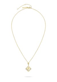 Gouden ketting met een diamantvormige hanger met een gelaagd ontwerp en twee kleine accentstenen, gezet op een delicate ketting.