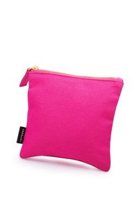 Pungă roz din pânză, cu o textură netedă, formă rectangulară și fermoar aurit, având o etichetă mică neagră pe lateral.