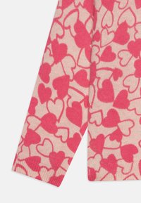 Sweater de malha com um fundo rosa claro e padrões de corações rosa escuro espalhados; punhos e bainha canelados. Textura suave.