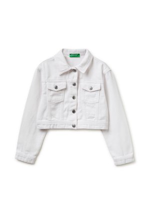 Chaqueta vaquera blanca recortada con cierre de botones al frente y dos bolsillos con solapa en el pecho, mangas largas y cuello, sobre fondo blanco.