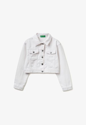 Chaqueta vaquera blanca recortada con cierre de botones al frente y dos bolsillos con solapa en el pecho, mangas largas y cuello, sobre fondo blanco.