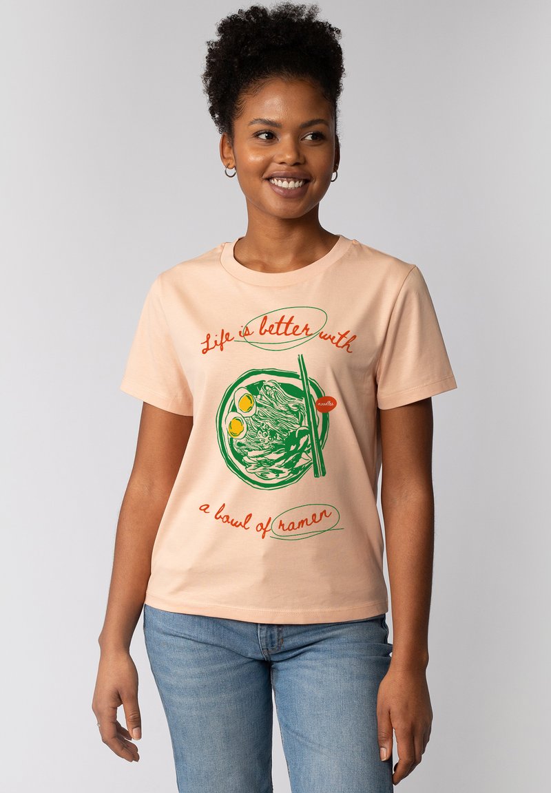 Perzikkleurig katoenen t-shirt met een grafisch ontwerp van ramen in een kom, met groene eetstokjes, en de tekst "Het leven is beter met een kom ramen."