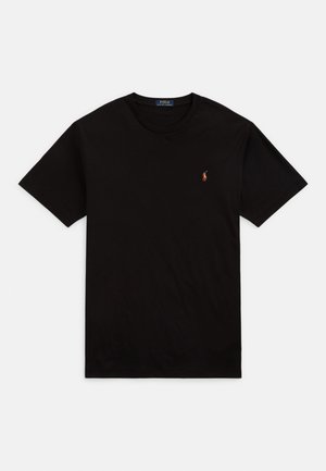 T-shirt preta de algodão com gola redonda, mangas curtas e um pequeno logotipo bordado no peito. Textura suave, design casual.