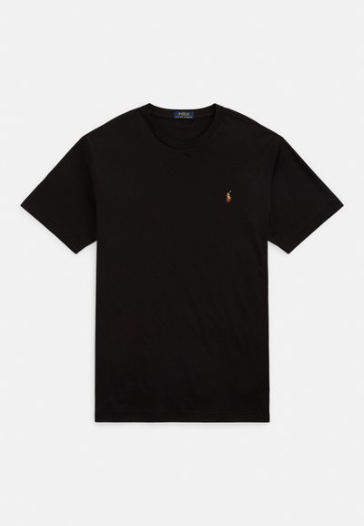 Svart bomulls-t-shirt med rund hals, korta ärmar och en liten broderad logotyp på bröstet. Mjuk textur, avslappnad design.