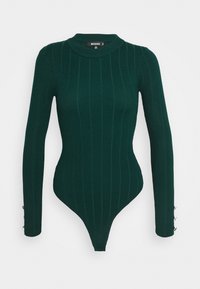 Langärmliger, grüner gerippter Body mit hohem Kragen, figurnaher Passform und Druckknopfverschluss am Boden; mit Knopfdetails an den Ärmeln.