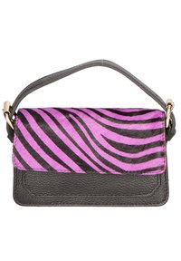 Sort læderhåndtaske med en flap i pink og sort zebra-stribe. Har et kort håndtag og guldfarvede hardware-detaljer. Struktureret materiale.