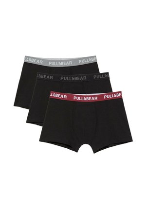 Tri čierne boxerky s elastickými pásmi v sivej, čiernej a bordovej farbe, každé označené textom „PULL&BEAR“.
