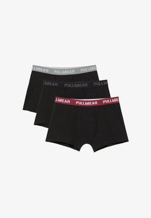 Kolmet mustat bokserit, joissa on elastiset vyötärönauhat harmaana, mustana ja viininpunaisena, jokaisessa merkkinä "PULL&BEAR".