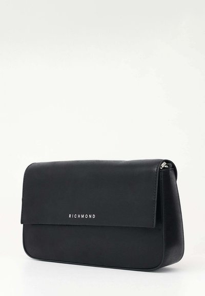 Borsa a tracolla nera in pelle con chiusura a patta, con il nome del marchio "RICHMOND" in lettere bianche sul davanti. Design semplice ed elegante.
