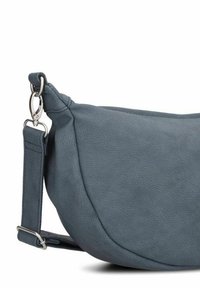 Bolso cruzado de cuero gris oscuro con correa ajustable y cierre de metal plateado, mostrado sobre un fondo blanco.