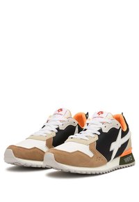 Sneakers z wzorem łączącym biały, czarny i beżowy zamsz. Cechy obejmują białe sznurowadła, pomarańczową podszewkę i zielony akcent na pięcie z napisem "W6YZ."