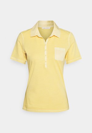 Polo amarillo de manga corta con cuello, abertura parcial con botones y bolsillo en el pecho, mostrado sobre un fondo liso.