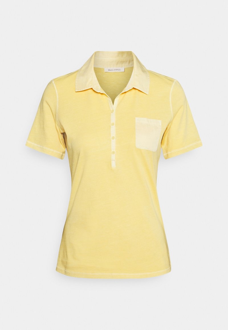 Polo jaune à manches courtes avec col, patte de boutonnage partielle et poche poitrine, présenté sur un fond uni.