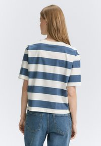 Gestreiftes T-Shirt mit blauen und weißen horizontalen Streifen, aus Baumwolle gefertigt, mit einem lässigen Schnitt, kurzen Ärmeln und einem Rundhalsausschnitt.