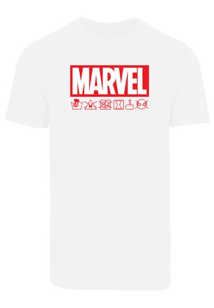Hvit bomull t-skjorte med en iøynefallende rød "MARVEL" logo og forskjellige pleiesymboler trykt i rødt under logoen. Kortermet med rund hals.