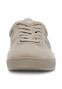 Sneaker beige in suede con pannello laterale tessurizzato, punta rotonda, lacci piatti e suola in gomma. Accentuato da un'etichetta logo metallica.