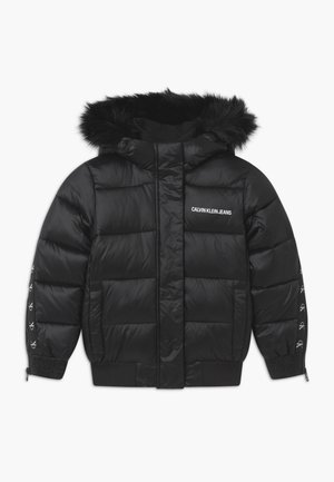 Zwarte gewatteerde jas met capuchon met bontkraag, zakken aan de voorkant, Calvin Klein Jeans-logo op de borst en CK-initialen op de mouwen.