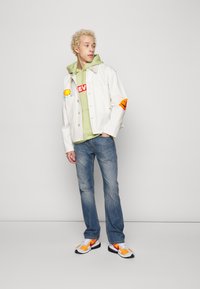 Levi's® 527™ SLIM BOOTCUT - Calças de ganga justas - medium chipped