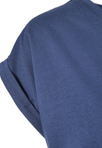 Majica kratkih rukava tamnoplave boje izrađena od glatke pamučne tkanine, s detaljem preklopljenih rukava i ovratnikom u obliku kruga.