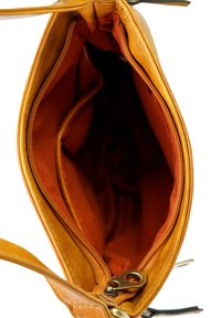 Braune Ledertasche mit oranger Stoffauskleidung im Inneren, mit einem Hauptfach und einer Reißverschlusstasche an der Seite.