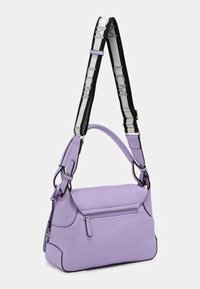 Lila Lederhandtasche mit strukturierter Form, ausgestattet mit einem oberen Griff und einem verstellbaren gemusterten Schulterriemen in Schwarz und Weiß. Mit Reißverschlusstasche.