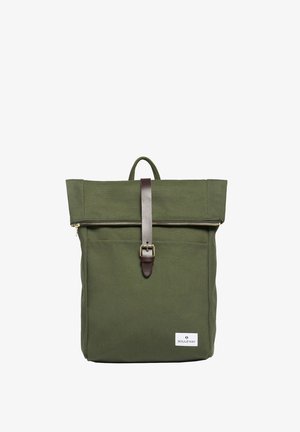 Zainetto in tela verde con design a roll-top, cinturino in pelle marrone e fibbia, tasca frontale e una patch con logo nella parte inferiore.