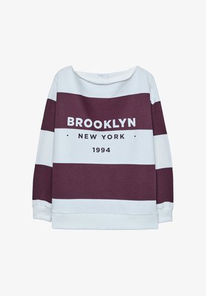 Hvid og bordeauxstribet sweatshirt med en off-shoulder halsudskæring. Har fed tekst "BROOKLYN NEW YORK 1994" på forsiden. Blødt stof.