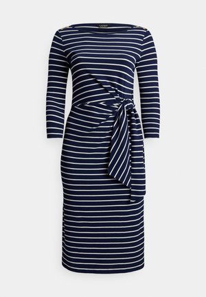 Marinebl å og hvide stribet kjole med lange ærmer, der har et snoet frontdesign og en bindebåndsdetalje ved taljen. Blødt, elastisk stof.