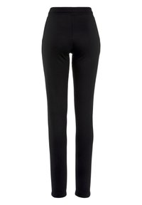 Schwarze, dehnbare Leggings mit hohem elastischen Bund, die eine glatte, weiche Textur und ein eng anliegendes Design aufweisen, das an den Knöcheln verjüngt.