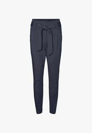 Pantalon bleu marine fuselé avec taille haute, poches latérales, devant plissé, et ceinture en tissu nouée à la taille.