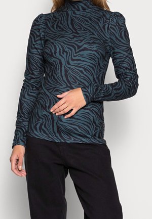 Pitkähihainen poolopaita turkoosina, jossa on tumma seeprahaitaraitakuosi. Ominaisuuksina slim fit -leikkaus ja poimutus olkapäällä.