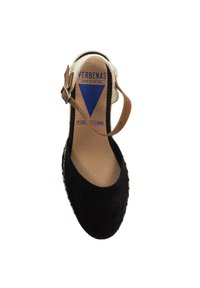 Espadrilles de ante negro con suela de yute natural, correa beige y hebilla marrón. El interior presenta una plantilla color tostado y una etiqueta azul.