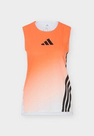 Ujjatlan sportfelső narancstól fehérig terjedő átmenettel, fekete Adidas logóval a mellrészen és három függőleges fekete csíkkal a jobb oldalon.