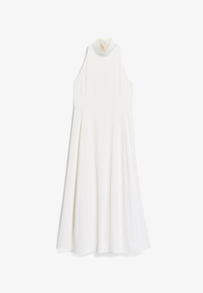 Rochie albă fără mâneci, realizată dintr-un material neted, cu o gât înalt și un tiv evazat. Design simplu, fără modele sau accente vizibile.