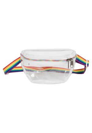 Przezroczysta plastikowa nerka z regulowanym paskiem w paski w kolorach tęczy oraz zamkiem błyskawicznym, z nazwą marki wytłoczoną na przednim panelu.