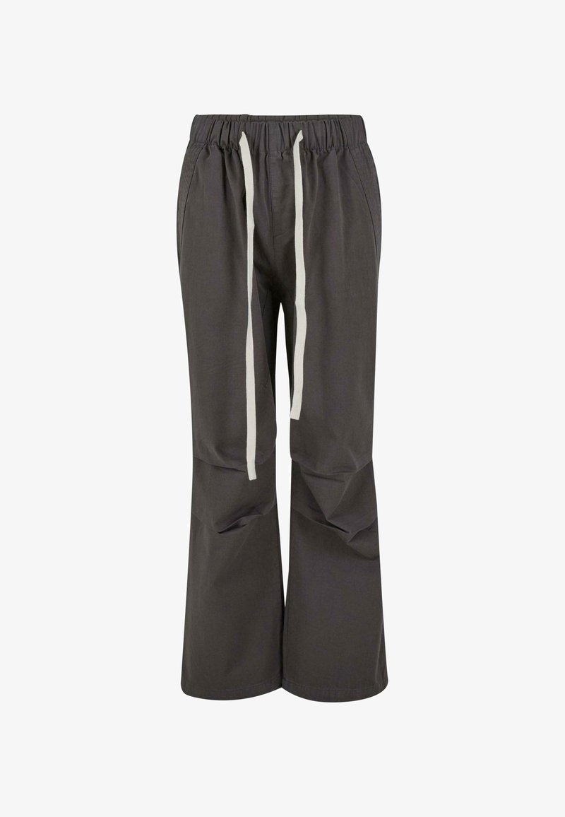 Pantalones anchos grises con cintura elástica y cordón blanco, con bolsillos laterales y una tela suave y ligera.