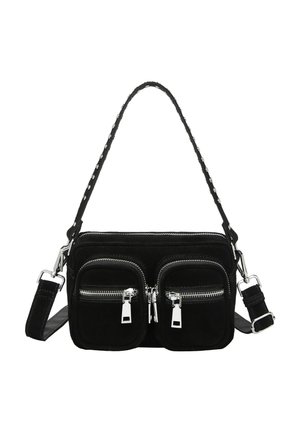 Čierna obdĺžniková crossbody taška s dvoma prednými vreckami na zips, striebornými zipsovými ťahadlami a nastaviteľným ramenným popruhom s kovovými cvočkami.