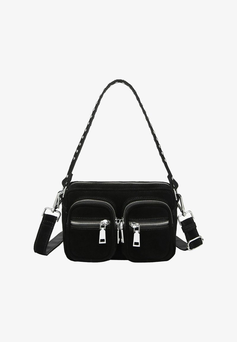 Sac bandoulière rectangulaire noir avec deux poches zippées à l’avant, tirettes de fermeture éclair argentées et une sangle d’épaule réglable avec des clous en métal.