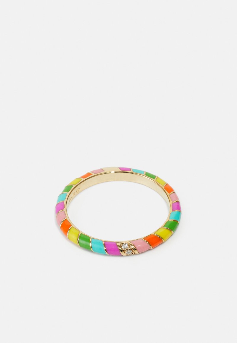 Anillo de esmalte colorido que presenta segmentos alternos en rosa, naranja, amarillo, verde y azul, con un pequeño acento de diamante. Metal en tono dorado.
