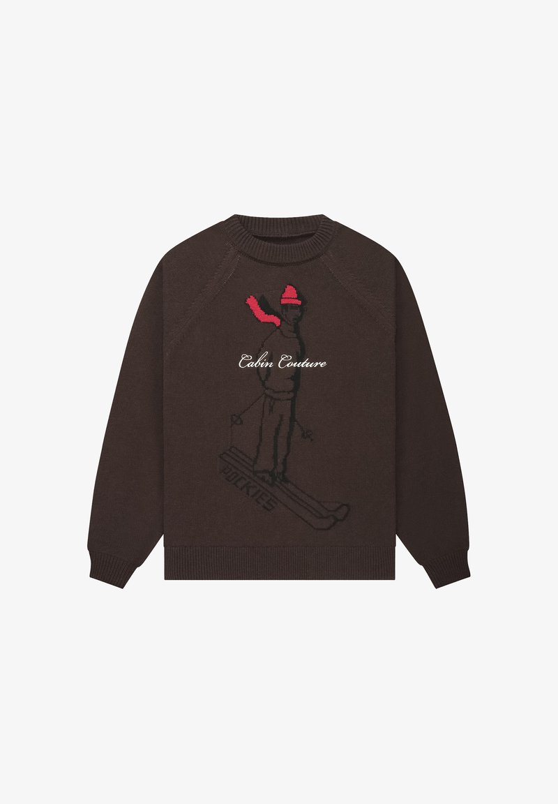 Brązowy sweter z dzianiny z grafiką narciarza w różu i czerni oraz napisem "Cabin Couture". Golf i mankiety ściągane, luźny krój.