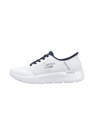 Zapatilla Skechers GoWalk blanca y azul marino con parte superior de malla, cierre de cordones y suela acolchada, vista lateral sobre fondo blanco.