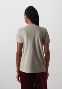 Selected Femme SLFMYESSENTIAL O NECK - Pamata T-krekls - greige